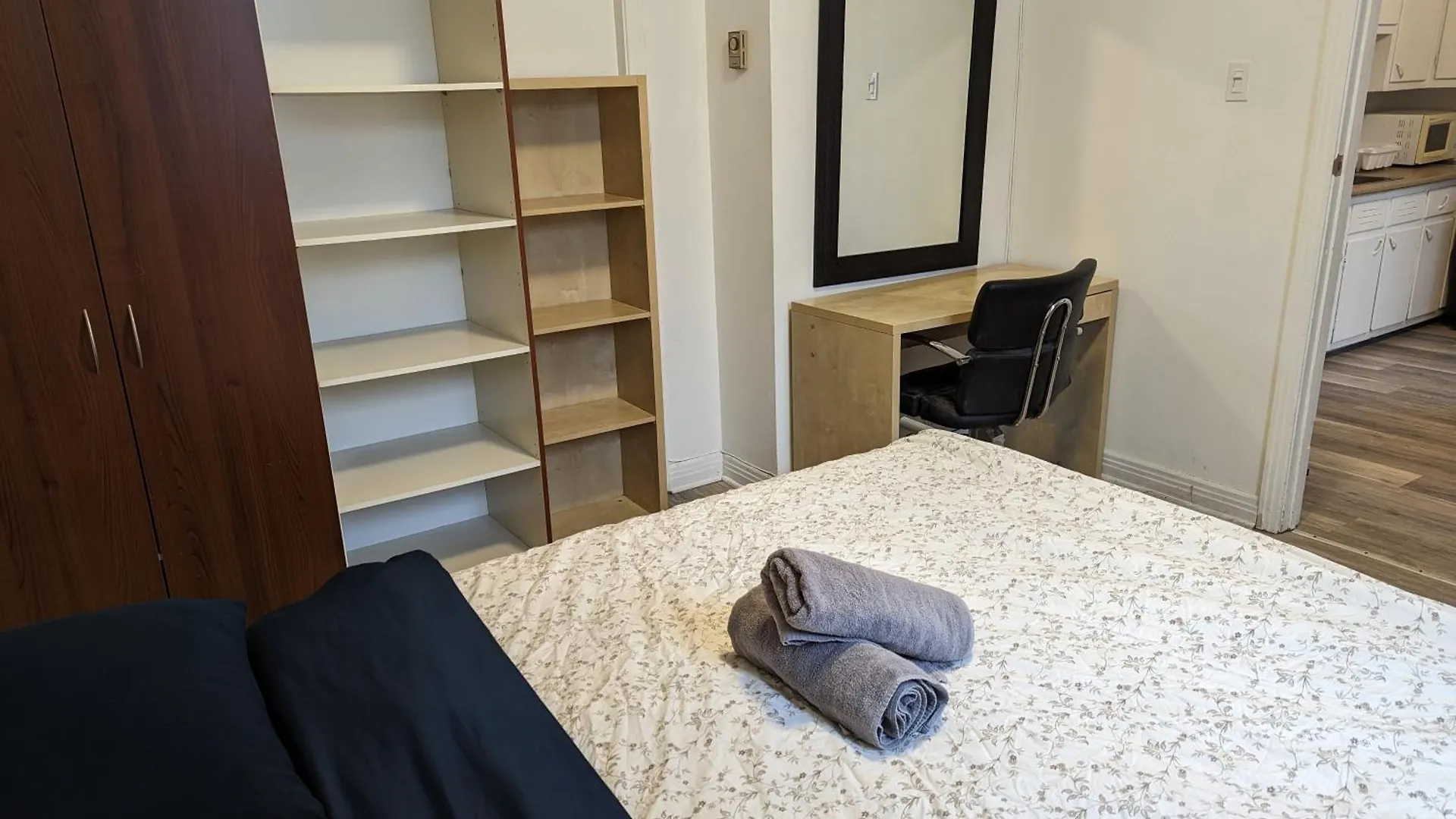 بيت ضيافة Harmony Room Near Metro Monk Station With Self Check-In مونتريال